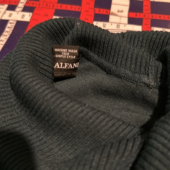 Nice sweater - Picture 5 of 5